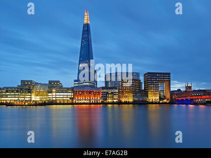 Skyline mit The Shard und Themse bei Dämmerung, London, England, Vereinigtes Königreich Stockfoto