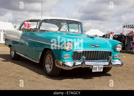 1955 Chevrolet Bel Air 2-türige Hardtop-Limousine in zwei Ton Türkis & weiß mit Kapuze Vogel aka "The Hot One" Stockfoto