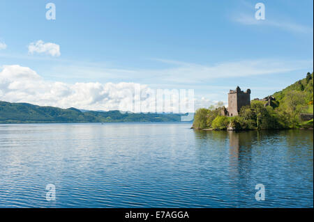 Turm der Ruine des Urquhart Castle am Ufer des Loch Ness, in der Nähe von Drumnadrochit, Schottisches Hochland, Schottland Stockfoto