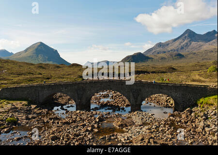 Alte steinerne Brücke, Sligachan, Cuillin Hills, Isle Of Skye, innere Hebriden, Schottland, Vereinigtes Königreich Stockfoto