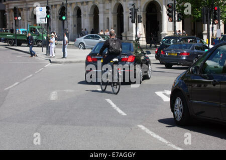 Verkehr um einen Kreisverkehr am Trafalgar Square, London reisen Stockfoto
