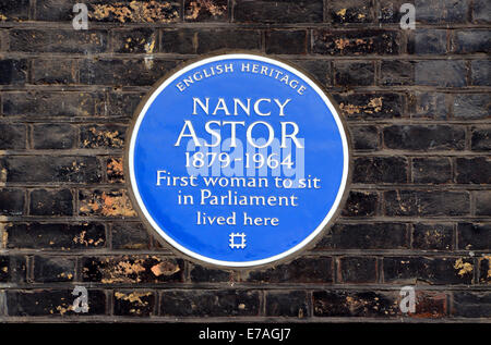 London, England, Vereinigtes Königreich. Blaue Plakette: Nancy Astor [1879-1964 als erste Frau im Parlament sitzen lebten hier] 4 St James Square Stockfoto