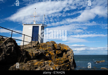 Der Ex-Küstenwache Suche post oberhalb des Hafens in North Berwick, Schottland. Jetzt für Yacht und Jolle racing verwendet, hat es einen herrlichen Blick auf dem Bass Rock Stockfoto
