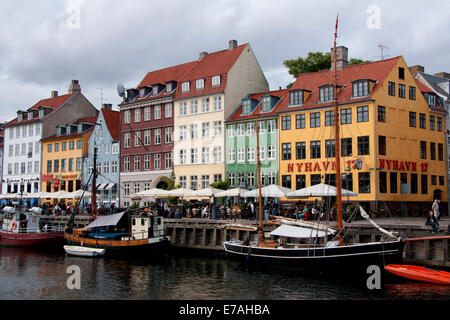 Ein Teil der Nyhavn an einem bewölkten Nachmittag mit Gaststättereihe. Stockfoto