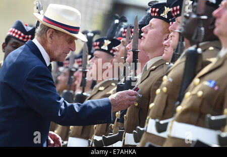 Bad Fallingbostel, Deutschland. 12. Juni 2014. Prinz Philip, Duke of Edinburgh, aktuelle Kampagne Medaillen an die Soldaten des 4. Bataillons des The Royal Regiment of Scotland für ihren Einsatz in Afghanistan in St. Barbara Basis in Bad Fallingbostel, Deutschland, 12. Juni 2014. Foto: HOLGER HOLLEMANN/Dpa/Alamy Live News Stockfoto