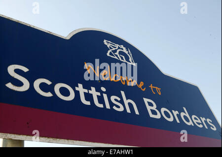 Willkommens-Tafel bin Englisch-Schottischer Grenzstreifen Nahe der A68 Bei Kielder Forest Park, Grenzlinie Zwischen Grenzen (Schottland) Und Northumberland (England). Die Anglo-schottischen Grenze (oder englisch-schottischen Grenze, bekannt einfach als The Border) ist die offizielle Grenze und Mark Eintritt zwischen Schottland und England. Es läuft für 96 Meilen (154 km) zwischen dem Fluss Tweed an der Ostküste und der Solway Firth im Westen. Stockfoto