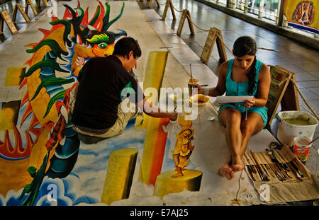 Mann und Frau 3D Künstler Malerei am Art Festival in Bangkok, Thailand Stockfoto
