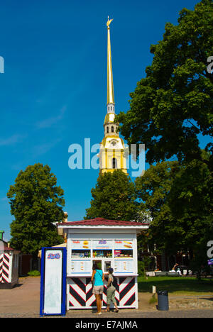 Imbiss-Kiosk mit Kathedrale im Hintergrund, Petropavlovskaya Krepost, Peter und Paul-Festung, Sankt Petersburg, Russland, Europa Stockfoto