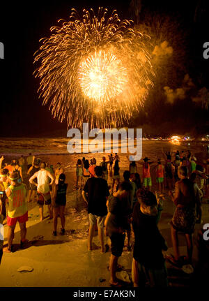 Leute sehen im neuen Jahr an der Full Moon Beachparty auf Koh Phangan, Thailand. Stockfoto