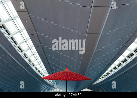 Ein roter Papierschirm auf dem Haneda International Airport, Tokyo, Japan. Stockfoto