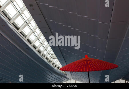 Ein roter Papierschirm auf dem Haneda International Airport, Tokyo, Japan. Stockfoto