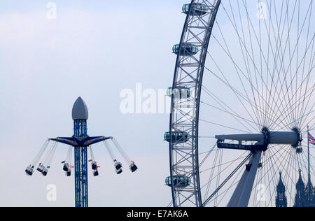 London, England, Vereinigtes Königreich. Japanischen / Skyflyer Fahrt in die Jubilee Gärten am Südufer. London Eye / Millennium Wheel - gesehen fr Stockfoto