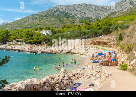 Touristen an einem Strand in der Nähe von Erdpech Campingplatz in Ivan Dolac Dorf, Insel Hvar, Kroatien Stockfoto