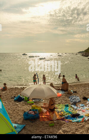 Touristen an einem Strand in der Nähe von Erdpech Campingplatz in Ivan Dolac Dorf, Insel Hvar, Kroatien Stockfoto