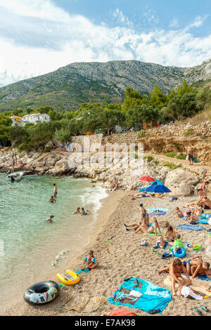 Touristen an einem Strand in der Nähe von Erdpech Campingplatz in Ivan Dolac Dorf, Insel Hvar, Kroatien Stockfoto