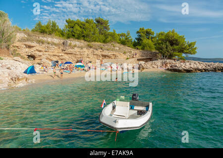 Touristen an einem Strand in der Nähe von Erdpech Campingplatz in Ivan Dolac Dorf, Insel Hvar, Kroatien Stockfoto