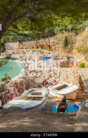 Touristen an einem Strand in der Nähe von Erdpech Campingplatz in Ivan Dolac Dorf, Insel Hvar, Kroatien Stockfoto