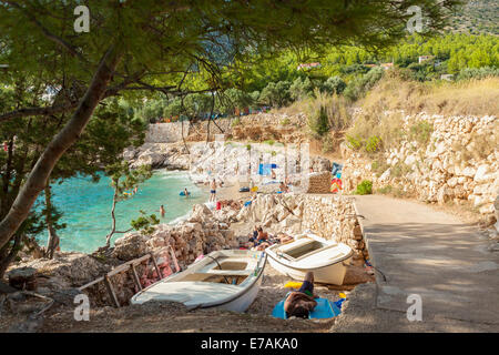 Touristen an einem Strand in der Nähe von Erdpech Campingplatz in Ivan Dolac Dorf, Insel Hvar, Kroatien Stockfoto