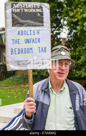 London. VEREINIGTES KÖNIGREICH. 11. September 2014. Ein Protest gegen die Schlafzimmer-Steuer von DPAC und SGTO organisiert. An einem Tag drei Proteste außerhalb des Parlaments, Westminster, London, UK 11. September 2014. Bildnachweis: Guy Bell/Alamy Live-Nachrichten Stockfoto