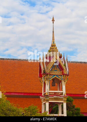 Schönen Glockenturm auf dem Territorium eines buddhistischen Tempels. Thailand, Phuket, Wat Chalong Stockfoto