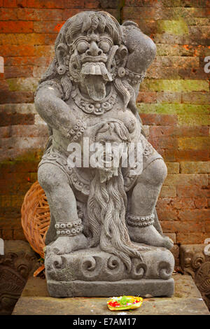 Vintage Statue der Gottheit Kind fressenden Rangda. Indonesien, Bali Insel Stockfoto