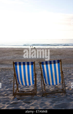 Zwei Liegestühle am Porthmeor Beach bei Sonnenuntergang, St. Ives, Cornwall, England, UK Stockfoto