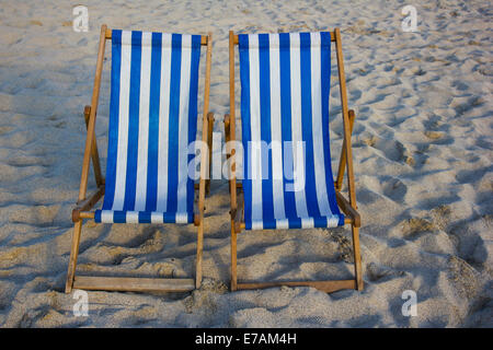 Zwei Liegestühle am Porthmeor Beach bei Sonnenuntergang, St. Ives, Cornwall, England, UK Stockfoto