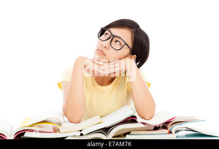 junge Studentin mit Buch auf dem Schreibtisch zu denken Stockfoto