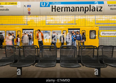 Zug am Bahnsteig im u-Bahnhof Hermannplatz in Berlin-Deutschland Stockfoto