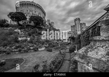 Ein schwarz-weiß Bild der Gärten und der Runde Turm in Windsor Castle mit einem Weitwinkel-Objektiv aufgenommen. Stockfoto