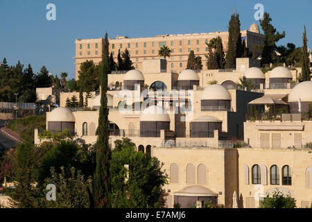 Blick auf das 6-stöckige luxuriöse King David Hotel und den Luxus Wohnprojekt namens David's Village oder Kfar David in den 80ern mit Neo-Oriental Funktion, Mamilla Nachbarschaft, mit Blick auf die Altstadt von Jerusalem Israel Stockfoto