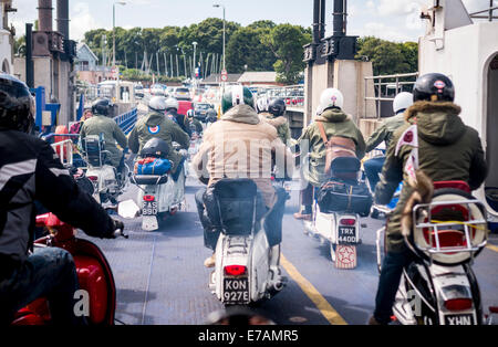 Scooterist die Teilnahme an der Isle Of Wight Scooter Rally verlassen die Fähre in Fishbourne, Isle Of Wight, Großbritannien. Stockfoto