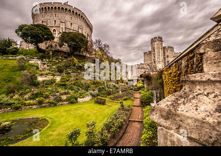 Eine Farbe der Gärten und der Runde Turm in Windsor Castle mit einem Weitwinkel-Objektiv aufgenommen. Stockfoto