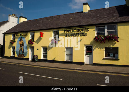 Exterieur des Finn MacCool Irish Pub, Bushmills, County Antrim, Nordirland. Stockfoto