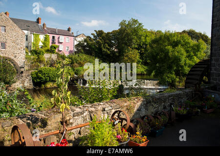 Curry's 19. Jahrhundert Kornmühle und Wasserräder am Fluss Bush, Bushmills, County Antrim, Nordirland. Stockfoto