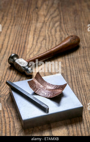 Metall, Werkzeuge und Kupfer ziselierte Arbeit zu jagen. Stockfoto