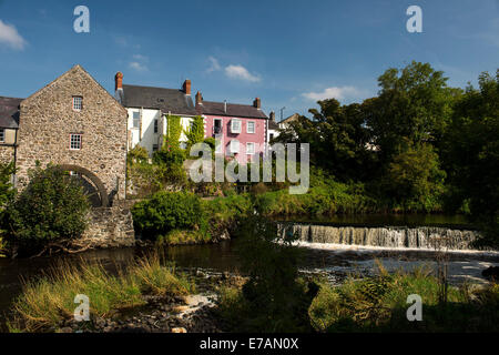 Curry's 19. Jahrhundert Kornmühle und Wasserräder am Fluss Bush, Bushmills, County Antrim, Nordirland. Stockfoto