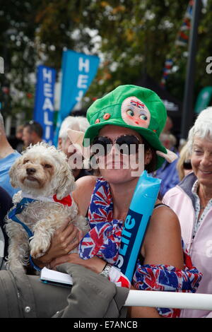 Exmouth, Devon, UK. 11. September, 2014. Cavendish-Fan und ihr Hund am Anfang bei Exmouth Exeter Etappe der Tour of Britain Credit: Anthony Collins/Alamy Live News Stockfoto