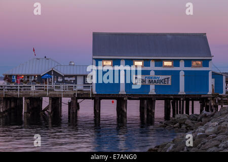 Blauer Fischmarkt aufbauend auf Sidney Pier bei Dämmerung-Sidney, British Columbia, Canada. Stockfoto