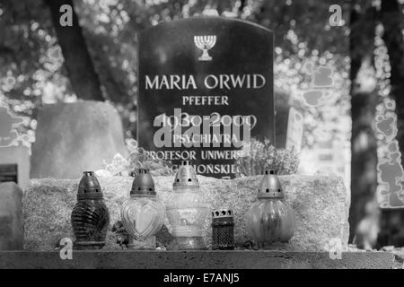 Grabstein auf dem Neuen Jüdischen Friedhof in Kazimierz, Krakau, Polen im September in Infrarot-Schwarzweiß-Schwarzweiß-Schwarzweiß-Schwarzweiß-Stimmung Stockfoto