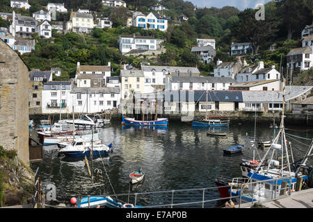 Fischer Häuser und Angelboote/Fischerboote in den historischen Fischerdorfes Dorf von Polperro, Cornwall, England, UK Stockfoto