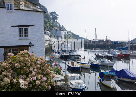 Fischer Häuser und Angelboote/Fischerboote in den historischen Fischerdorfes Dorf Polperro, Cornwall Stockfoto