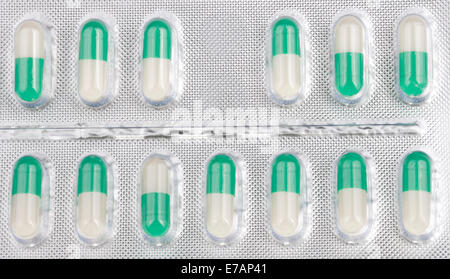 Viele Tabletten im Blister, isoliert Stockfoto