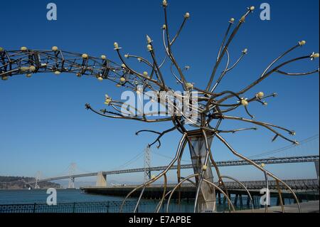 Die flammende soma-Installation von lotus Girls (FLG) vor der Bay Bridge, San Francisco CA Stockfoto