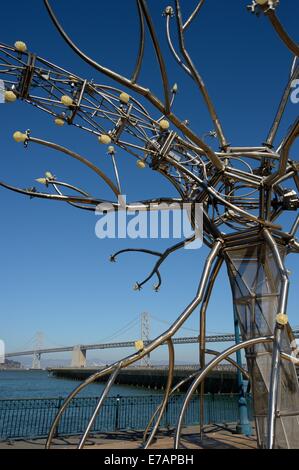 Die flammende soma-Installation von lotus Girls (FLG) vor der Bay Bridge, San Francisco CA Stockfoto