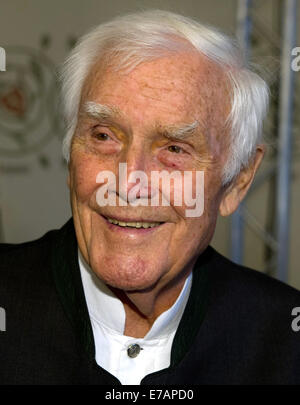 FILEPIX: Eine Datei vom 26. Oktober 2012 Bild deutschen Schauspieler Joachim Fuchsberger im Rahmen eines Empfangs in München. Fuchsberger starb im Alter von 87 in seinem Haus in Grünwald bei München am 11. September 2014. Foto: Peter Kneffel/Dpa/Alamy Live News Stockfoto