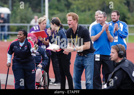 London, UK. 11. September, 2014. Invictus Games, Tag 1. Leichtathletik von Lee Valley Leichtathletik Zentrum. Prinz Harry jubelt auf Konkurrenten Credit: Action Plus Sport/Alamy Live News Stockfoto