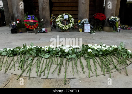 London, UK. 11. September 2014. Weiße Rosen und Kränze sind im 9/11 Memorial Garden in Grosvenor Square zum 13. Jahrestag der 9/11 Angriffe. Bildnachweis: Pflaster Presse Bilder/Alamy Live-Nachrichten Stockfoto