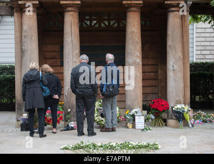 London, UK. 11. September 2014. Weiße Rosen und Kränze sind im 9/11 Memorial Garden in Grosvenor Square zum 13. Jahrestag der 9/11 Angriffe. Bildnachweis: Pflaster Presse Bilder/Alamy Live-Nachrichten Stockfoto