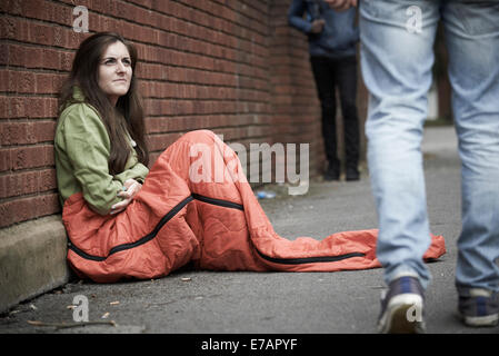 Gefährdete Teenager-Mädchen auf der Straße schlafen Stockfoto